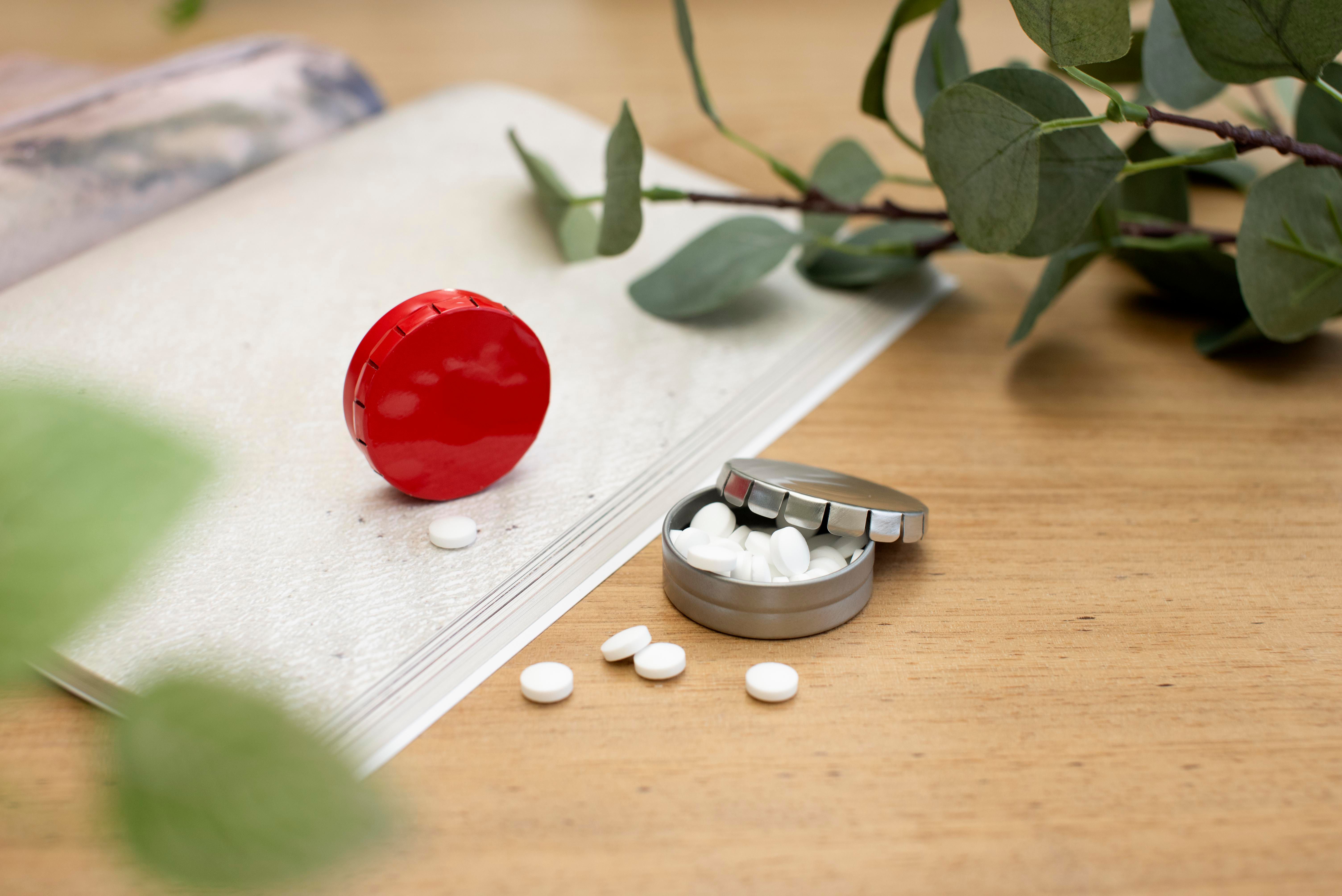 Boîte en métal contenant des bonbons Anika