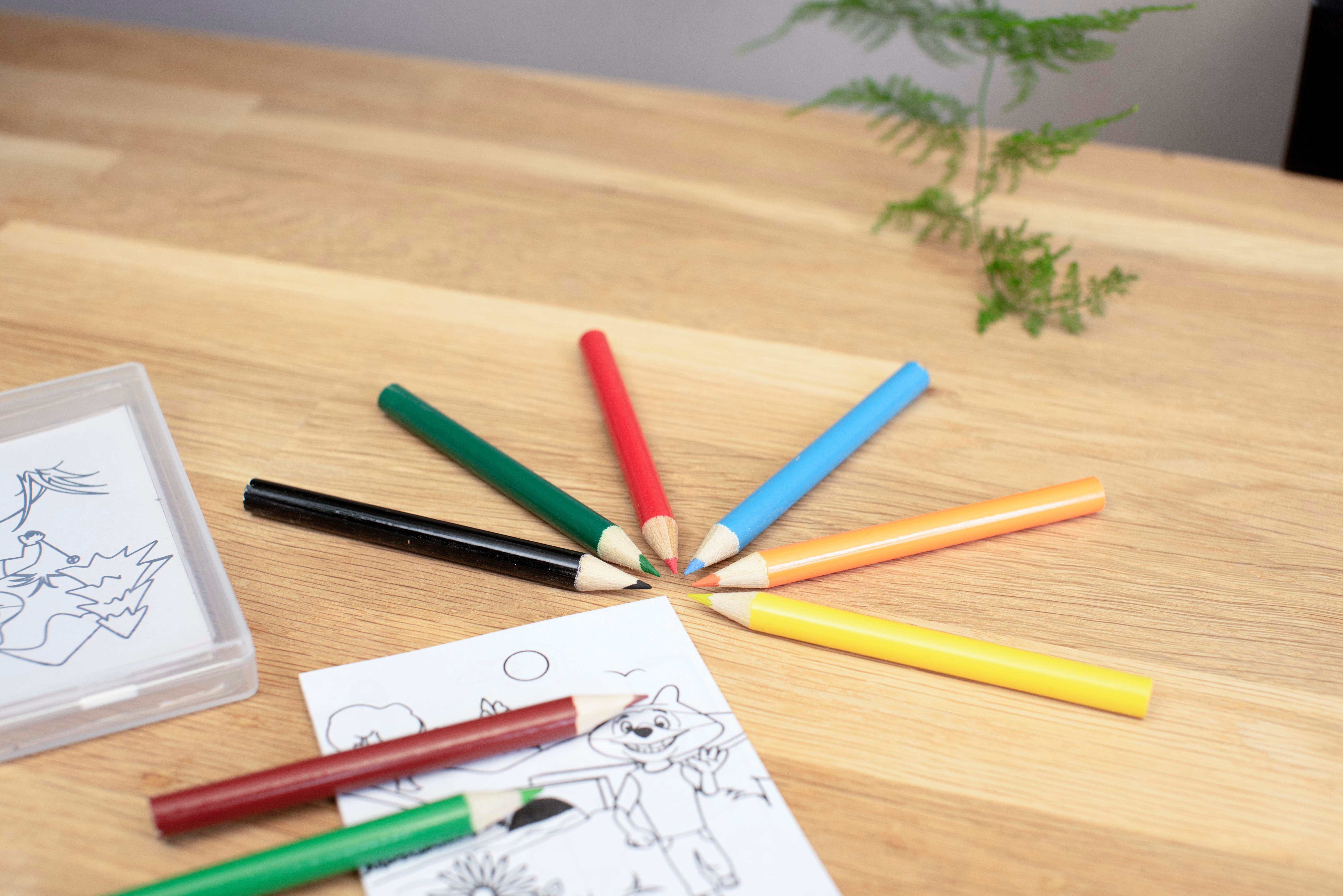 Set à dessin de 8 crayons Adita