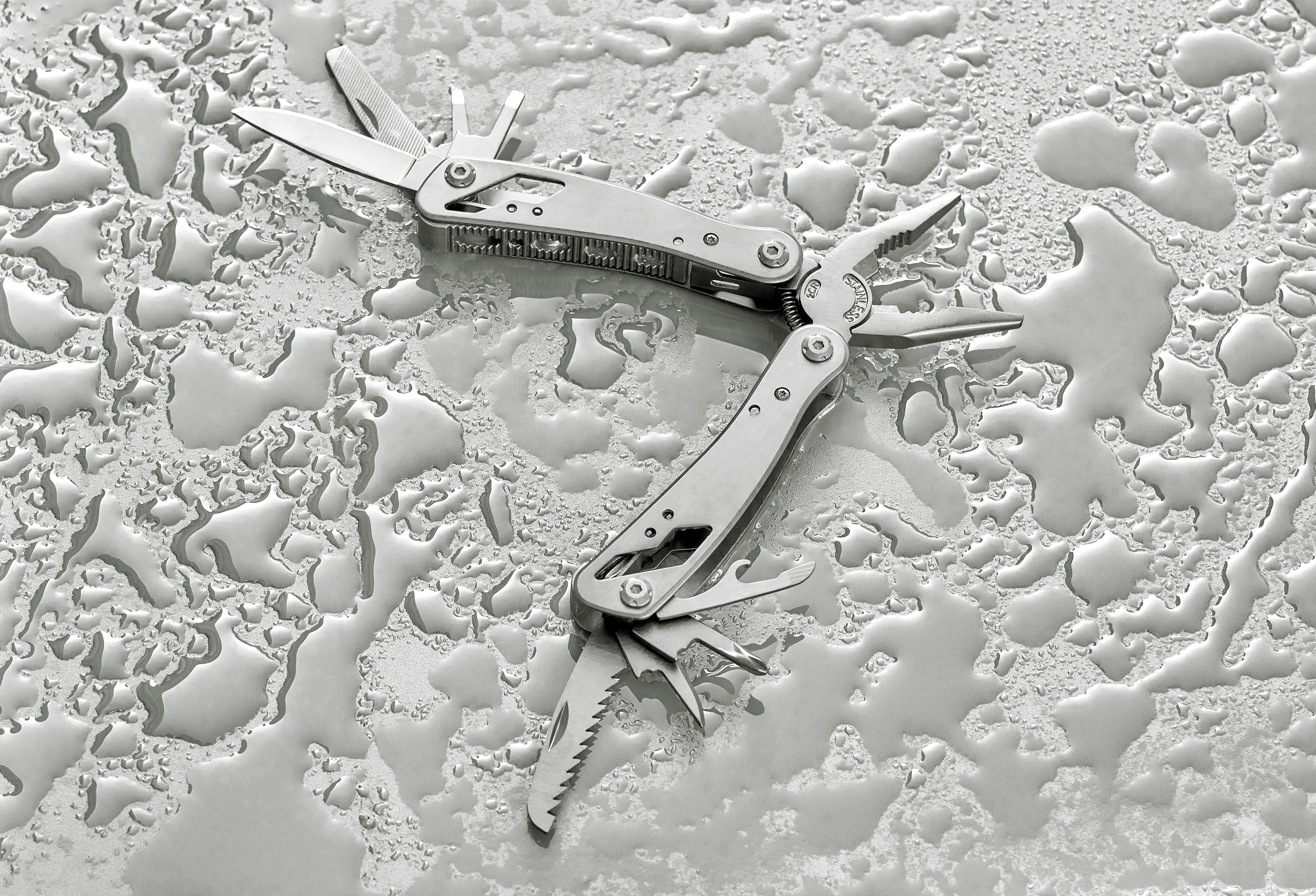 Pince multifonction en aluminium noir Ariane